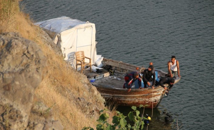 GÜNCELLEME - Bafra'da baraj gölüne kamyonetin düşmesi