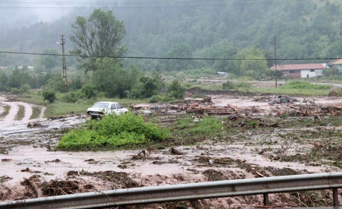 GÜNCELLEME - Bolu'da sağanak nedeniyle taşan dere kara yolunu kapladı