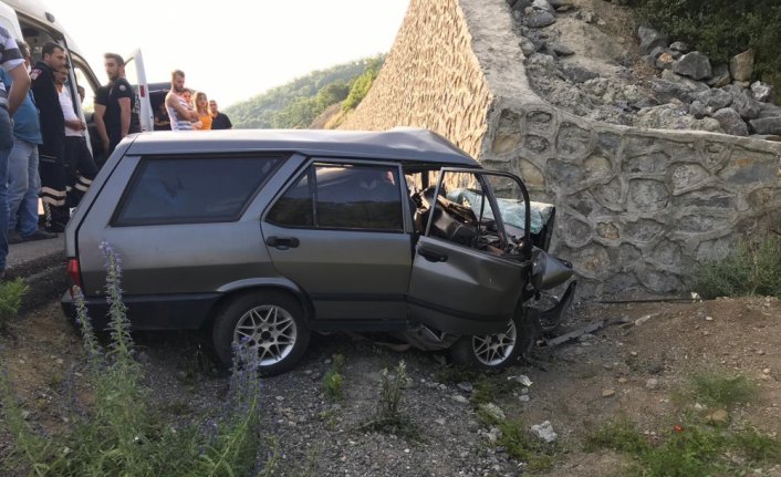 İstinat duvarına çarpan otomobilin sürücüsü öldü