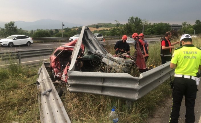 Kontrolden çıkan otomobil bariyerlere çarptı: 2 ölü