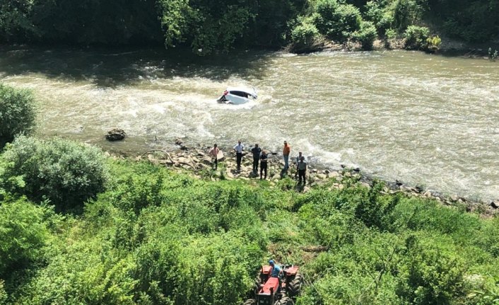 Melen Çayı'na düşen otomobilin sürücüsü yaralandı