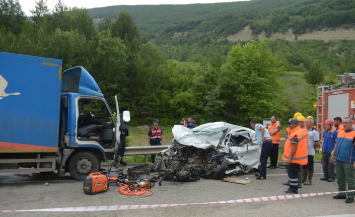 Sinop'ta kamyon ile otomobil çarpıştı: 2 ölü, 1 yaralı