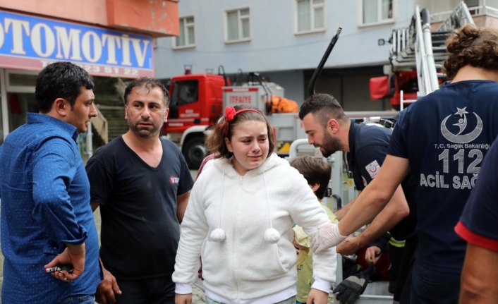 Yangında muhabbet kuşunu bırakmadı