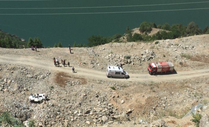 Artvin'de otomobil uçuruma yuvarlandı: 1 ölü, 2 yaralı