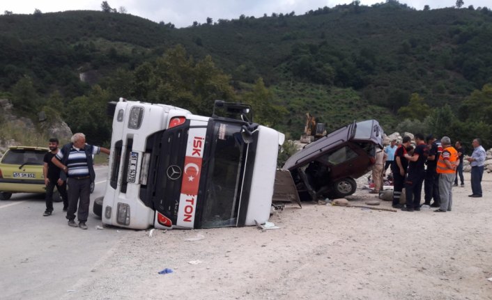 Beton mikseri çarptığı otomobilin üzerine devrildi: 4 yaralı