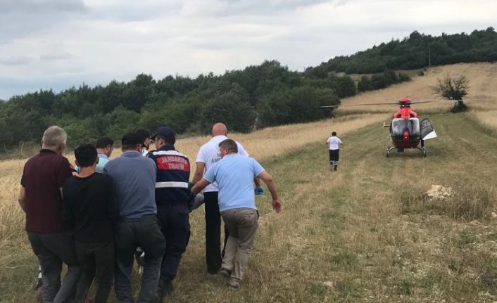 Devrilen traktörün sürücüsü ambulans helikopterle hastaneye götürüldü