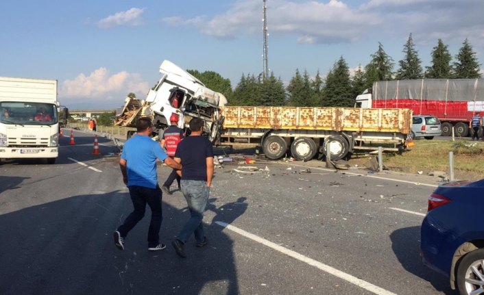 GÜNCELLEME - Otoyolda zincirleme trafik kazası: 1 ölü, 5 yaralı