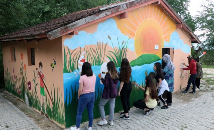 Köy okullarını 22 yıldır resimle güzelleştiriyorlar