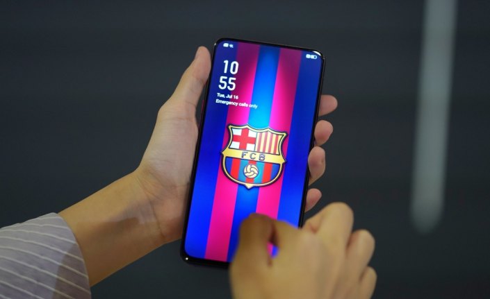 OPPO'dan Barcelona'ya özel tasarım telefon