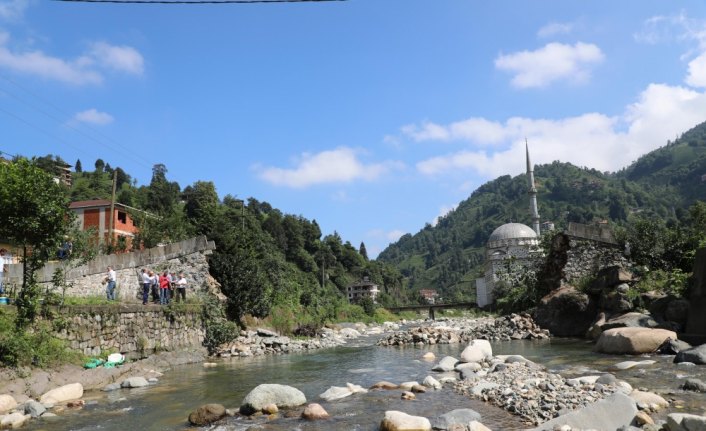 Rize'de tarihi kemer köprü yıkıldı