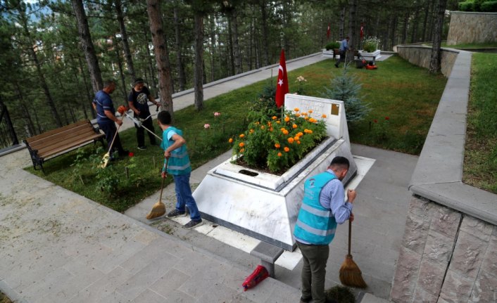 Yükümlülerden şehitlik bakımı ve temizliği