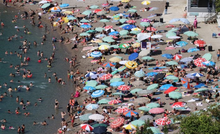 Zonguldak'ta sıcaktan bunalanlar plajlara akın etti