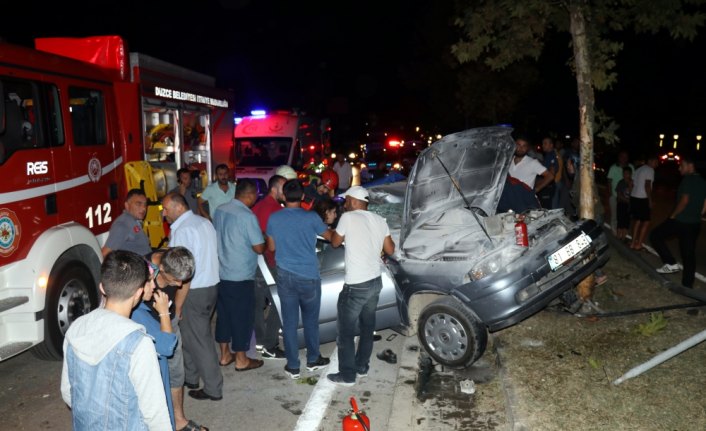 Aydınlatma direğine çarpan otomobildeki iki kardeş yaralandı