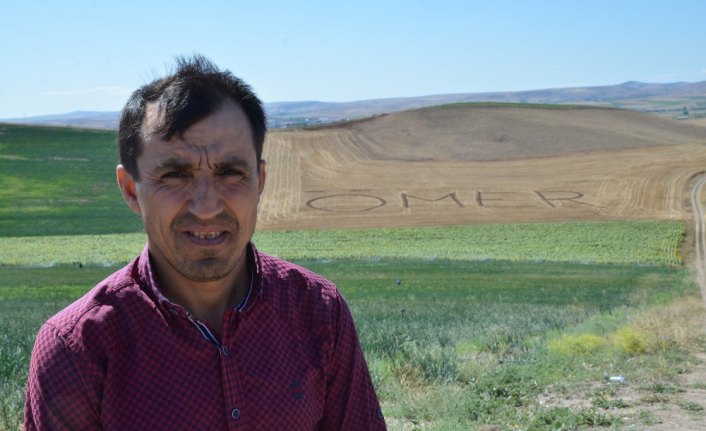 Kardeşinin hatırasını ismini tarlaya yazarak yaşatıyor