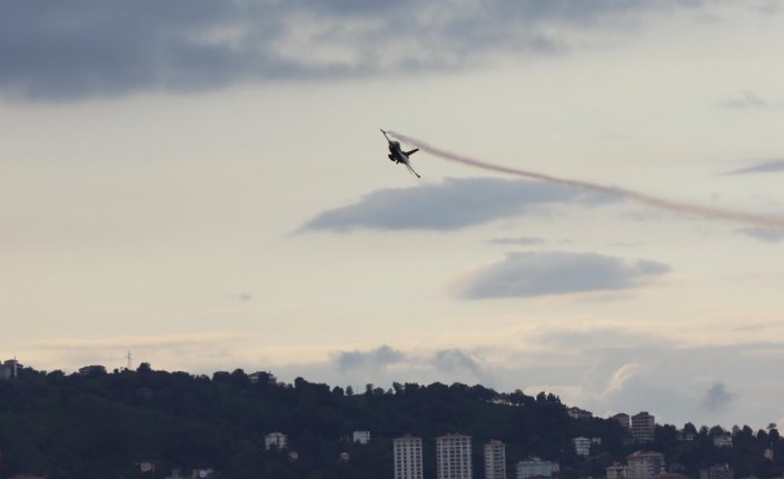 SOLOTÜRK, Rize'de gösteri uçuşu yaptı