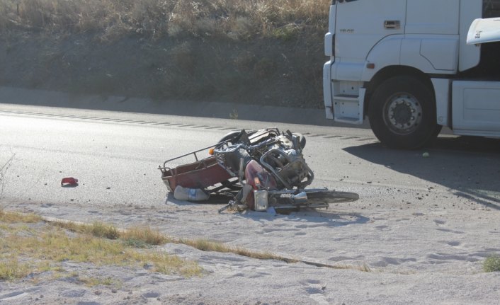 Tırın çarptığı motosiklet sürücüsü hayatını kaybetti