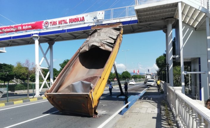 Açık kalan damper üst geçide takıldı