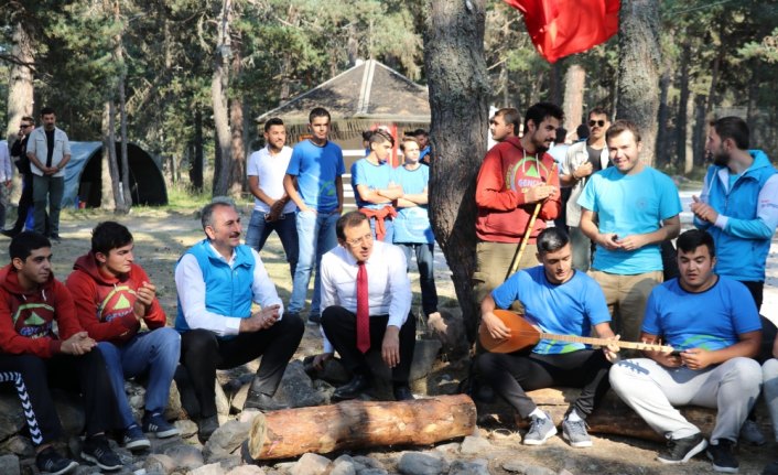 Adalet Bakanı Gül, gençlik kampında öğrencilerle buluştu