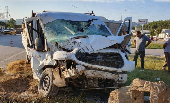 Amasya'da özel halk otobüsü ile kamyonet çarpıştı: 5 yaralı