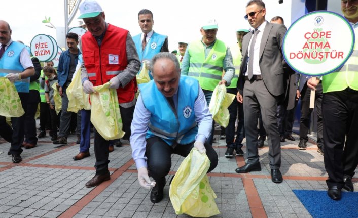 Çevre temizliğine dikkati çekmek için çöp topladılar