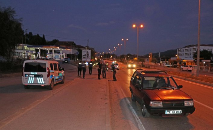 Freni boşalan otomobil üniversite öğrencilerine çarptı: 2 yaralı