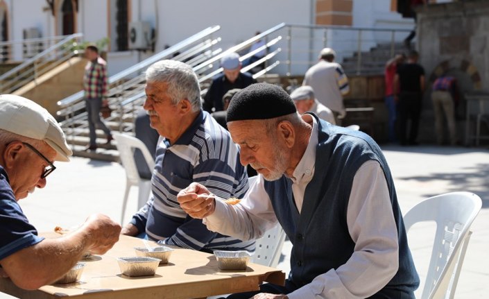 Merzifon’da vatandaşlara aşure dağıtıldı