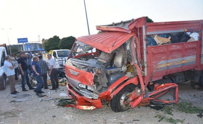 Sinop'ta meyve yüklü kamyonet otomobille çarpıştı : 2 yaralı