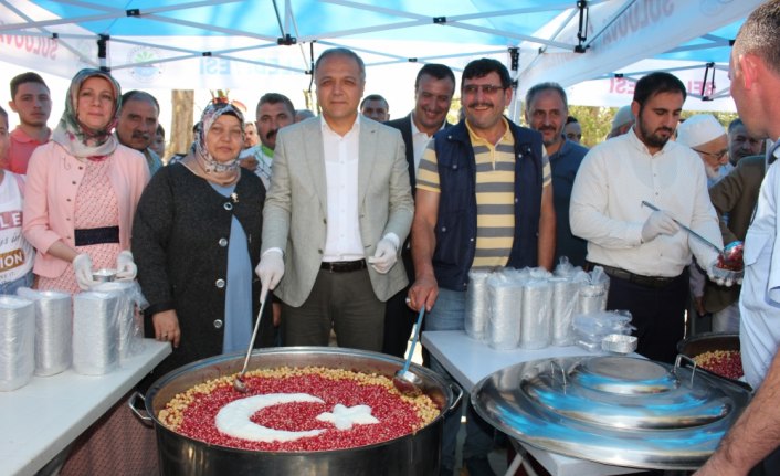 Suluova'da vatandaşlara aşure dağıtıldı