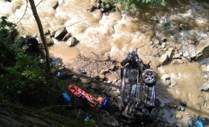 Trabzon'da otomobil uçuruma yuvarlandı: 1 ölü, 1 yaralı