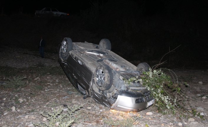 Amasya'da otomobil tarlaya devrildi: 2 yaralı