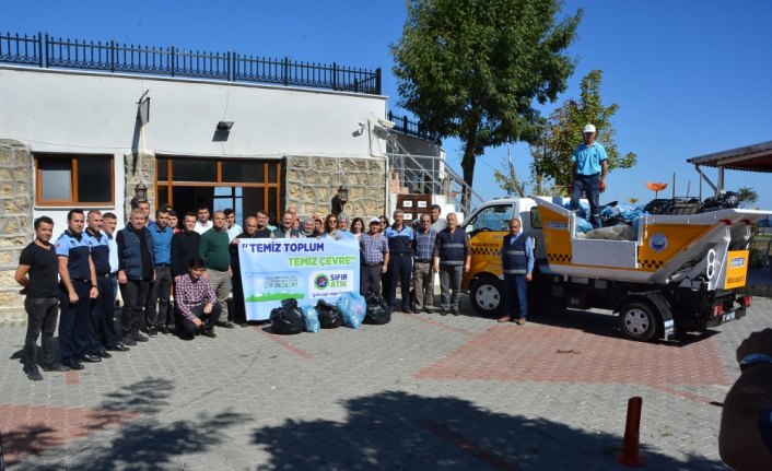 Belediye Başkanı Özay ve belediye personeli çöp topladı