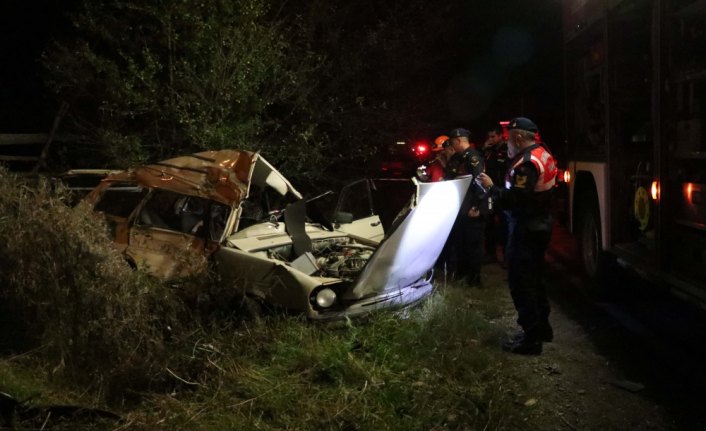 Bolu'da kamyonla otomobil çarpıştı: 3 ölü