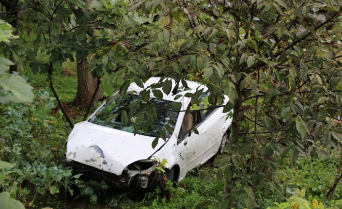 Çarşamba'da otomobil bahçeye yuvarladı: 2 yaralı