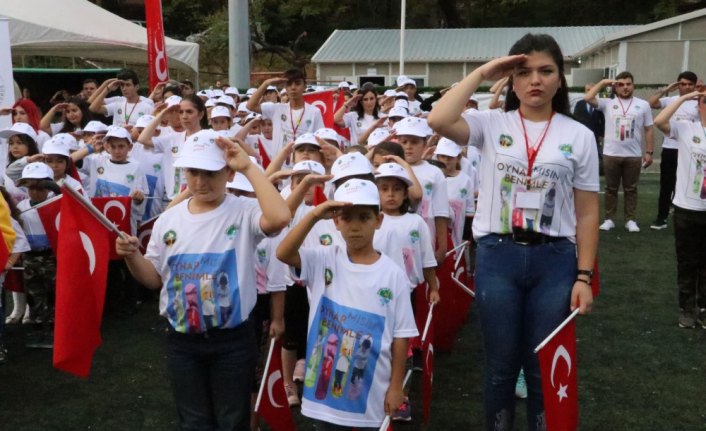 Çocuklar unutulmaya yüz tutmuş sokak oyunlarıyla eğlendi