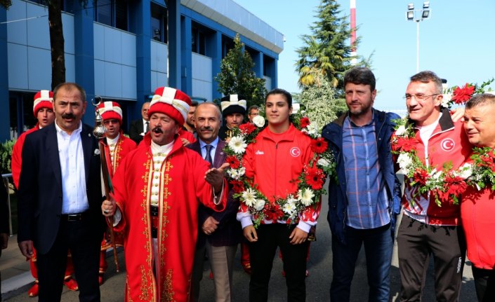 Dünya şampiyonu boksör Busenaz Sürmeneli, memleketinde coşkuyla karşılandı