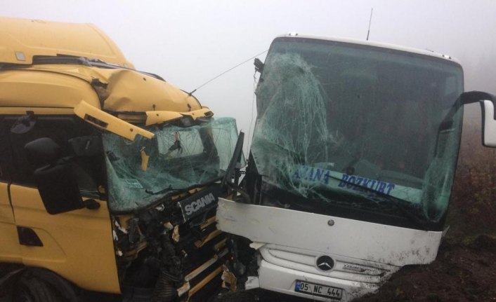 Kastamonu'da otobüs ile tır çarpıştı: 5 yaralı