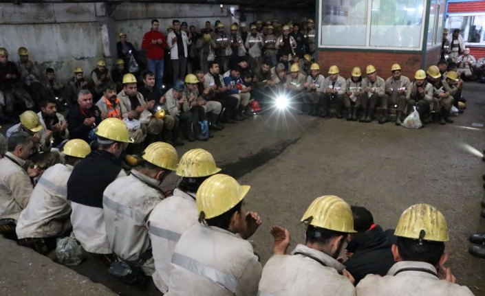 Kömür karası eller Mehmetçik'e dua için açıldı