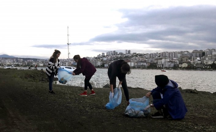 OMÜ öğrencileri sahilde plastik atık temizliği yaptı