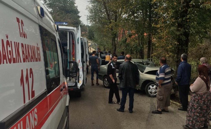 Ordu'da otomobil ağaca çarptı: 4 yaralı