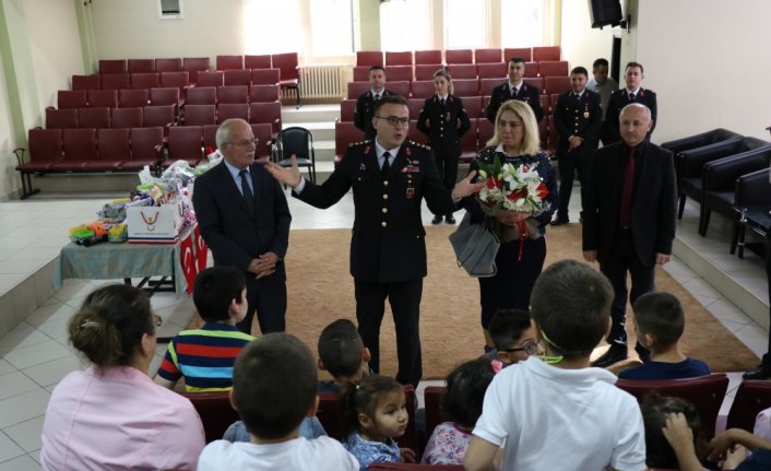 Samsun İl Jandarma Komutanı Güven'den yuvadaki çocuklara hediye