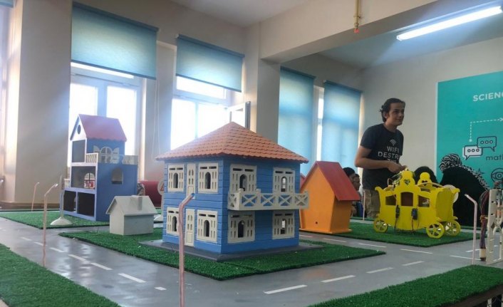 Samsun'da yabancı öğrenciler fidan dikip robotik kodlama öğrendi