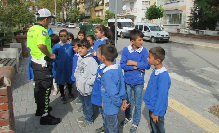 Vezirköprü'de öğrencilere trafik eğitimi verildi