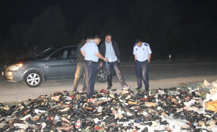 Yol kenarında yaklaşık 200 çift ayakkabı bulundu