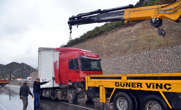 Amasya'da tır refüje çarptı: 1 yaralı