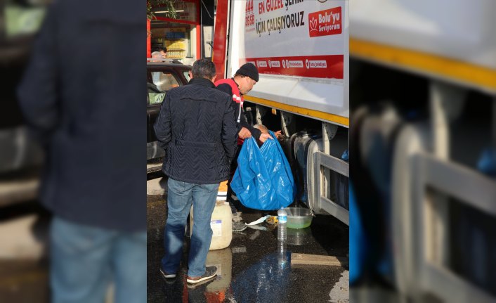 Bolu'da çöp kamyonuyla çarpışan otomobildeki 3 kişi yaralandı