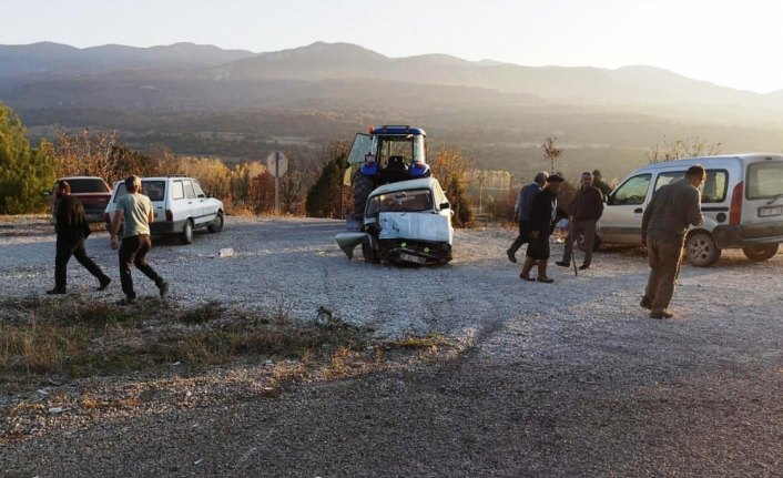 Boyabat'ta otomobil ile minibüs çarpıştı: 1 yaralı