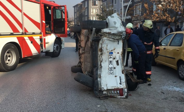 Düzce'de otomobil ile kamyonet çarpıştı: 2 yaralı