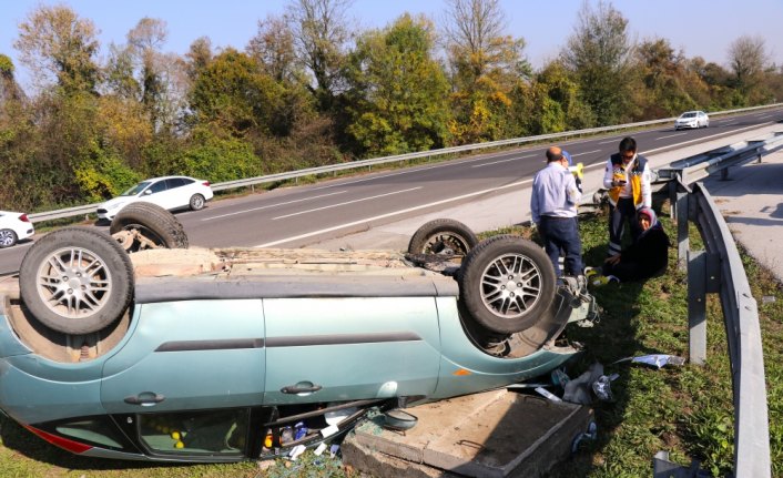 Düzce'de ters dönerek bariyerlere çarpan otomobildeki çift yaralandı