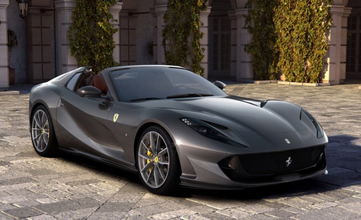 Ferrari üstü açılabilen yeni aracını tanıttı