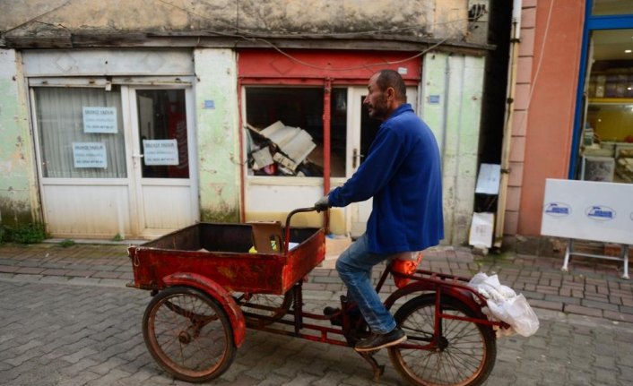 Giresun'da hurda toplarken bulduğu altınları polise teslim etti